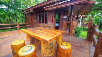 Wooden House | Meja kerja, tirai kedap cahaya, dan tempat tidur lipat/tambahan