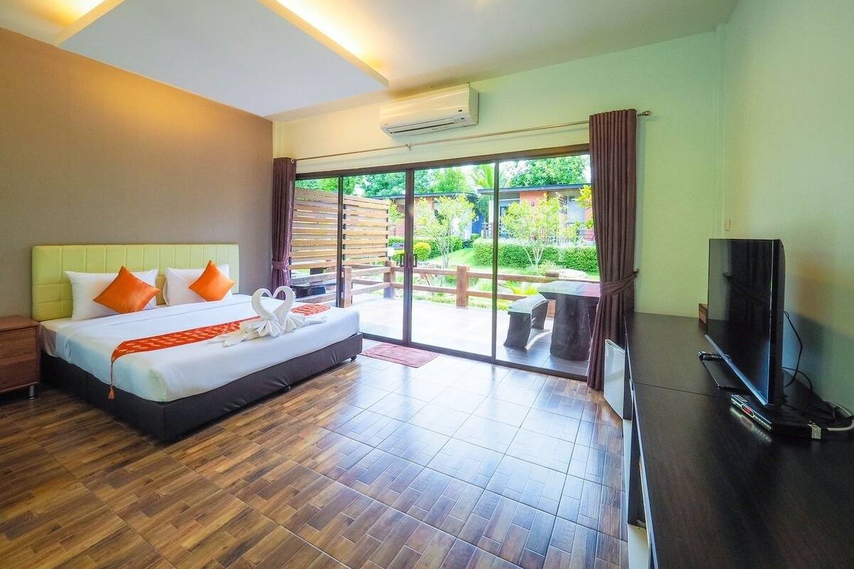 Standard Room | Desk, blackout drapes, rollaway beds (surcharge), WiFi (free)