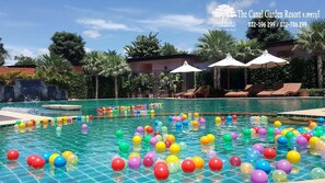 Piscina externa, guarda-sóis, espreguiçadeiras