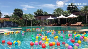 Outdoor pool, pool umbrellas, sun loungers