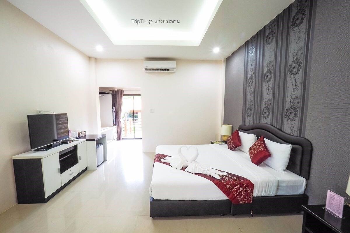 Superior Room | Desk, blackout drapes, rollaway beds (surcharge), WiFi (free)