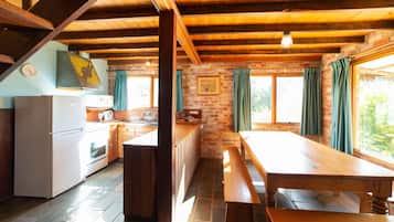 Classic Cottage, 3 Bedrooms | Dapur peribadi | Peti sejuk/penyejuk beku saiz penuh, ketuhar gelombang mikro, ketuhar