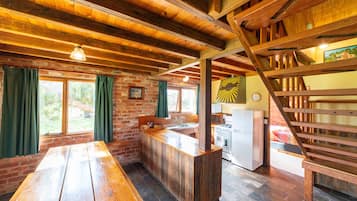 Casa de campo, 3 habitaciones | Cocina privada | Refrigerador con congelador, microondas, horno y parrilla de estufa