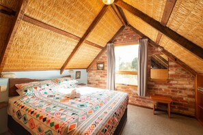 Télévision à écran plat, cheminée, lecteur de DVD