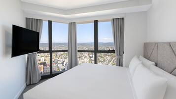 3 Bedroom Altitude Suite | Premium bedding, in-room safe, laptop workspace, blackout drapes