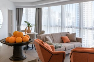 Suite, 2 habitaciones (Modern) | Zona de estar | Televisión de pantalla plana de 55 pulgadas con canales digitales