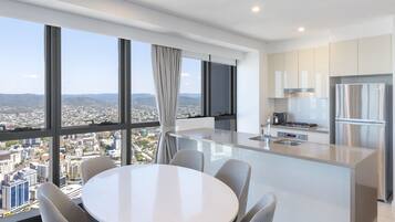 Suite, 3 Bedrooms (Altitude) | Dapur peribadi | Peti sejuk/penyejuk beku saiz penuh, ketuhar gelombang mikro, dapur