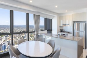 Suite, 3 habitaciones (Altitude) | Cocina privada | Frigorífico grande, microondas, placa de cocina y lavavajillas