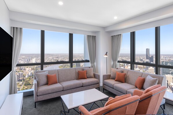 Suite, 3 soverom (Altitude) | Oppholdsområde | En 55-tommers Flatskjerm-TV med digitale kanaler samt TV