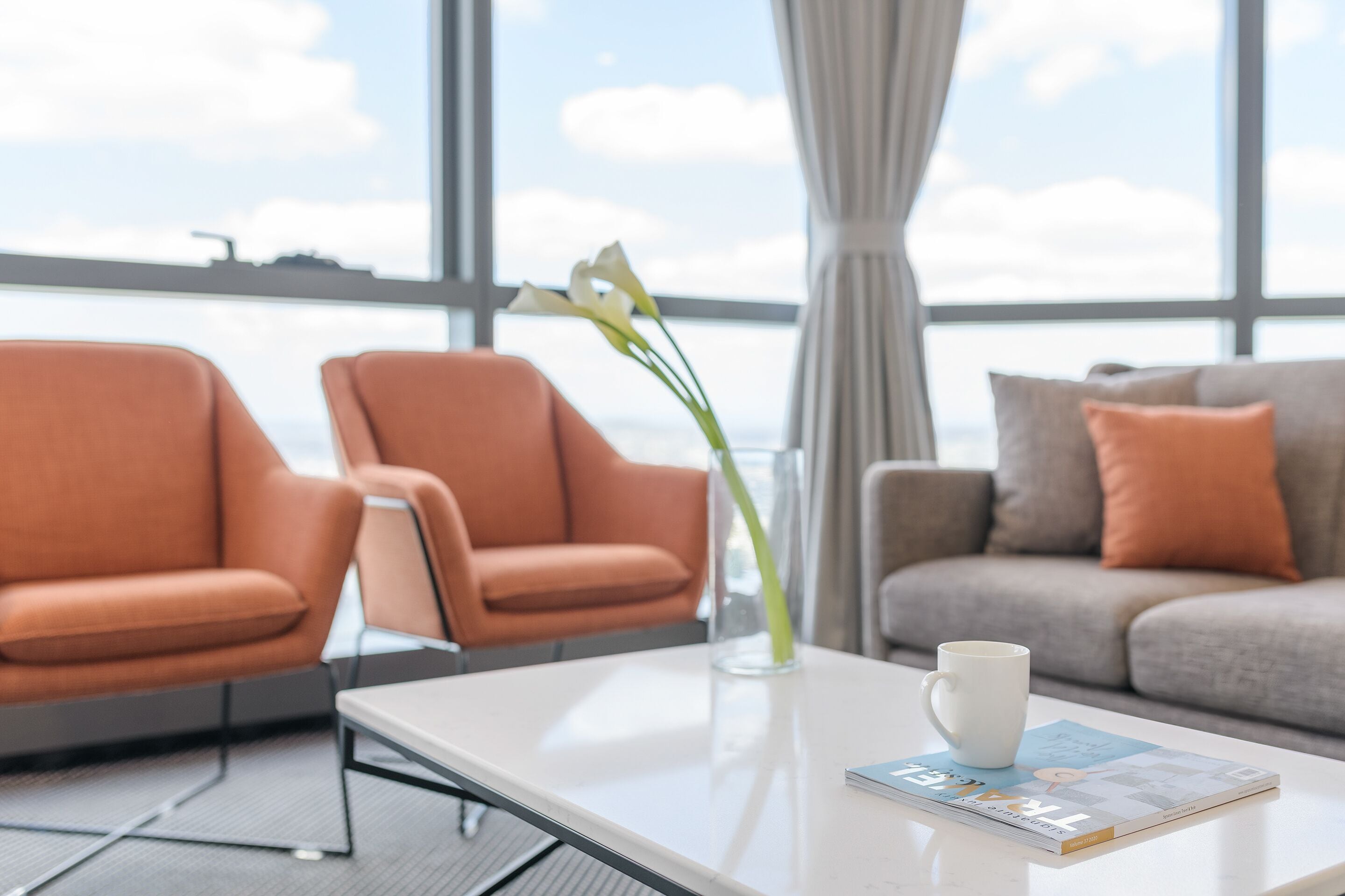 Suite, 2 habitaciones (Altitude) | Zona de estar | Televisión de pantalla plana de 55 pulgadas con canales digitales