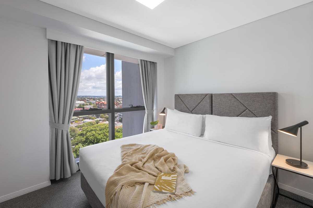 Suite, 2 slaapkamers (Modern) | Luxe beddengoed, een kluis op de kamer, een laptopwerkplek