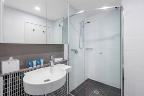 Studio Suite | Bathroom - Meriton Suites Adelaide Street, Brisbane (Brisbane)