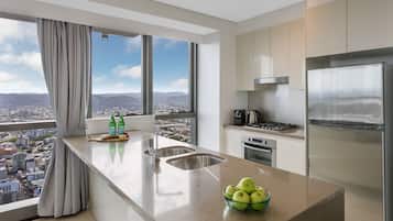 Phòng Suite, 3 phòng ngủ (Altitude) | Bếp riêng | Tủ lạnh, lò vi sóng, bếp nấu, máy rửa bát