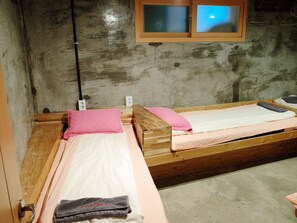 ห้องพักรวม, ผู้หญิงเท่านั้น, ห้องน้ำรวม (4 persons) | เครื่องนอนระดับพรีเมียม, ห้องเก็บเสียง, เตารีด/โต๊ะรีดผ้า
