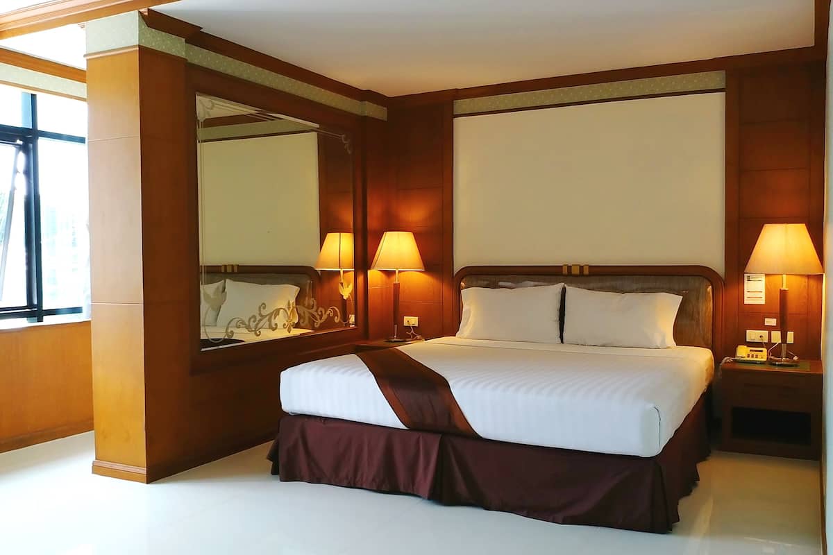 junior suite room | hypo-allergenic bedding, minibar, in-room safe, desk
