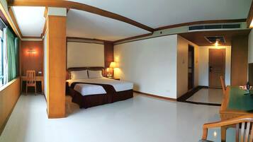 Junior Suite room | Allergikerbettwaren, Minibar, Zimmersafe, Schreibtisch