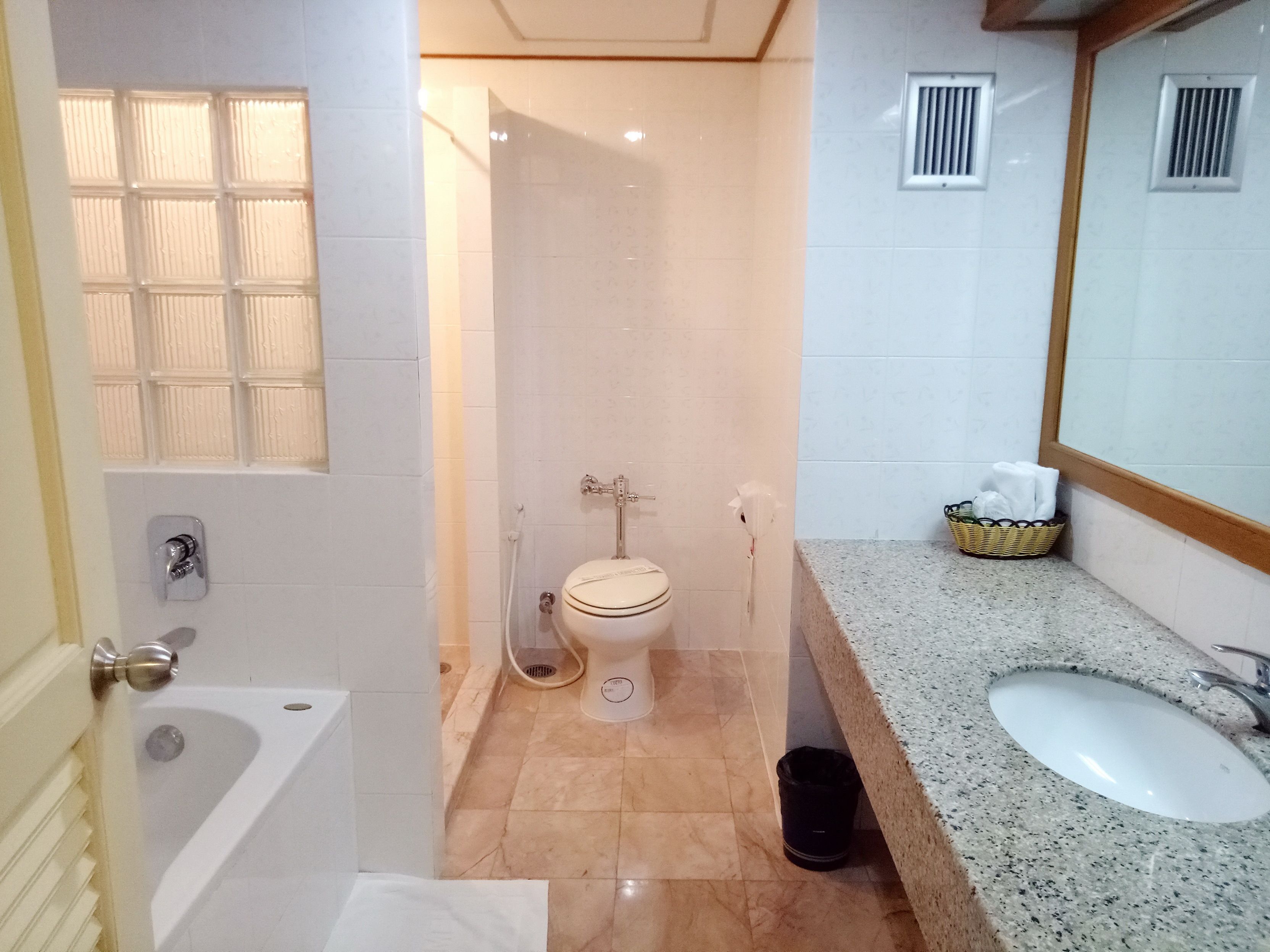 junior suite room | bathroom | combined shower/bathtub, free toiletries, hair dryer, towels