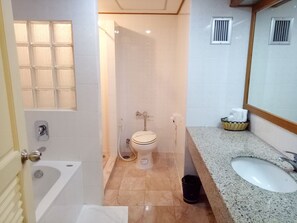 Un baño con bañera, inodoro y lavabo.