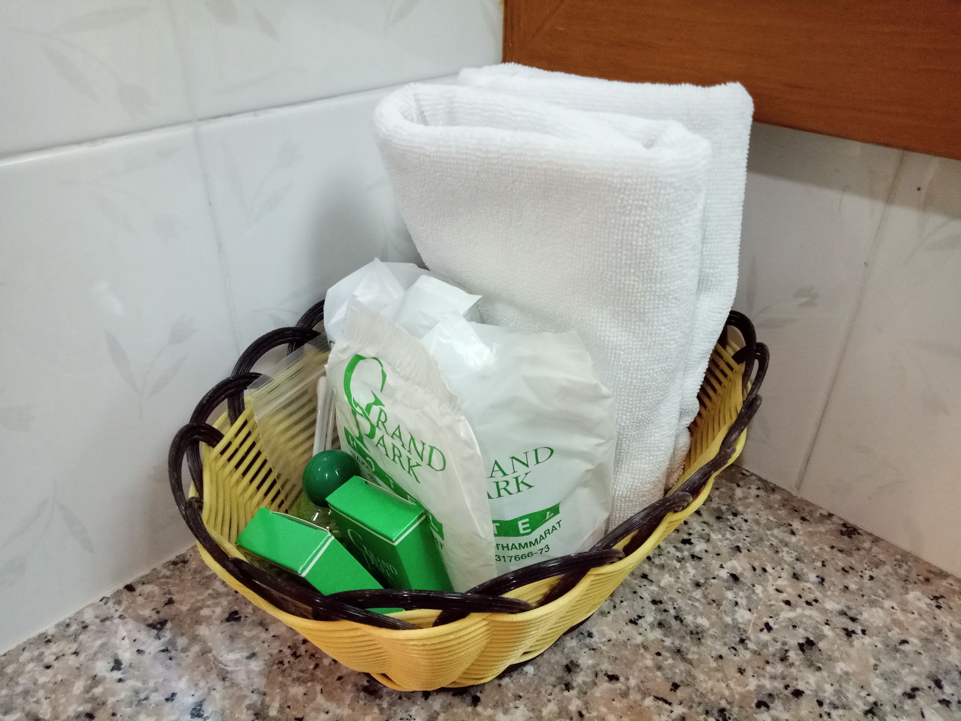 combined shower/bathtub, free toiletries, hair dryer, towels