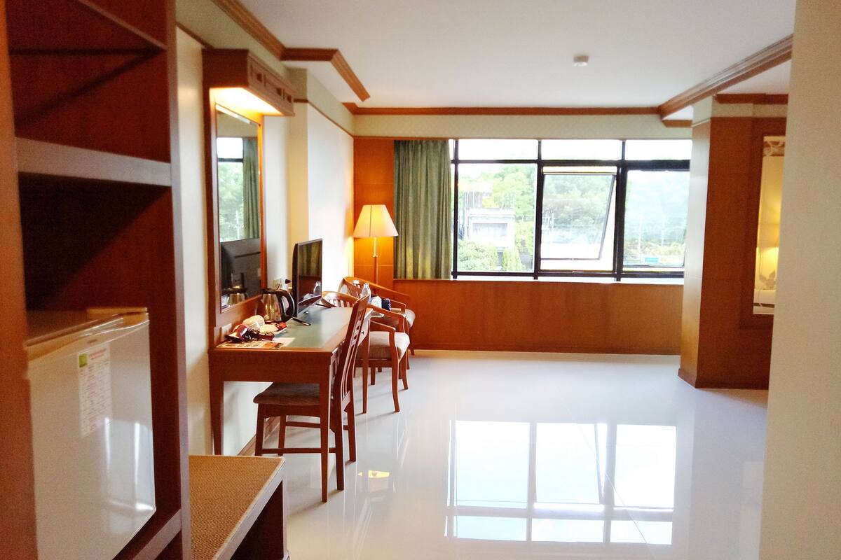 junior suite room | hypo-allergenic bedding, minibar, in-room safe, desk