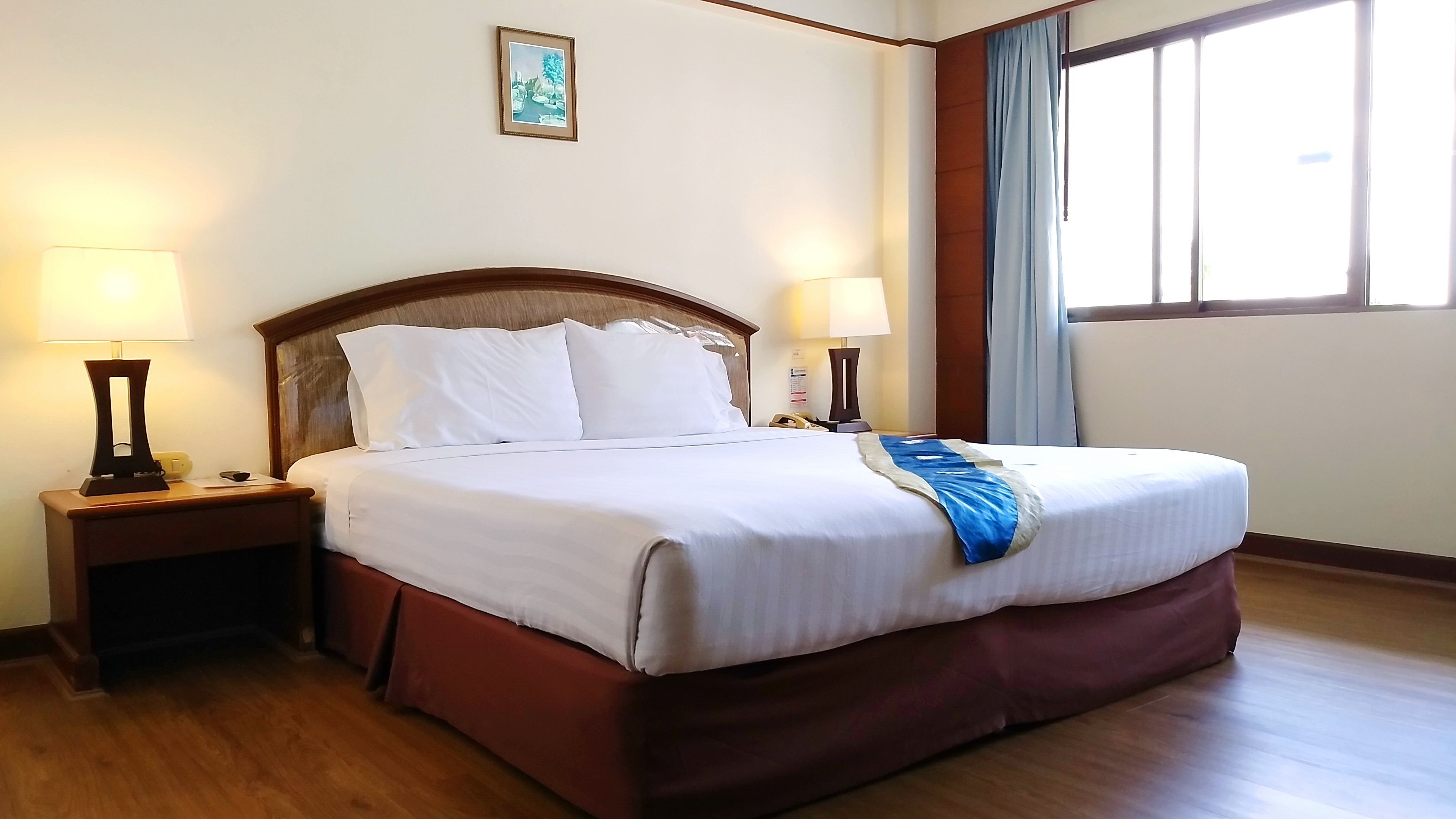 Hypo-allergenic bedding, minibar, in-room safe, desk