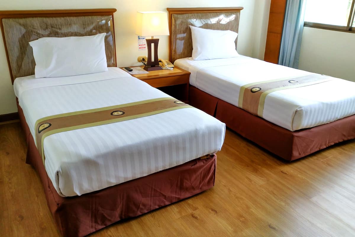 Standard Twin room | Hypo-allergenic bedding, minibar, in-room safe, desk