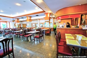 Breakfast, lunch, dinner served; Thai cuisine