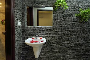 Deluxe Double Room | Bathroom | Shower, free toiletries, hair dryer, bathrobes - Blue Lake Homestay (Da Nang)
