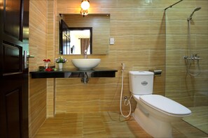 Deluxe Double Room, Garden View | Bathroom - Blue Lake Homestay (Da Nang)