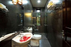 Habitación familiar, vistas al jardín | Baño | Ducha, artículos de higiene personal gratuitos y secador de pelo