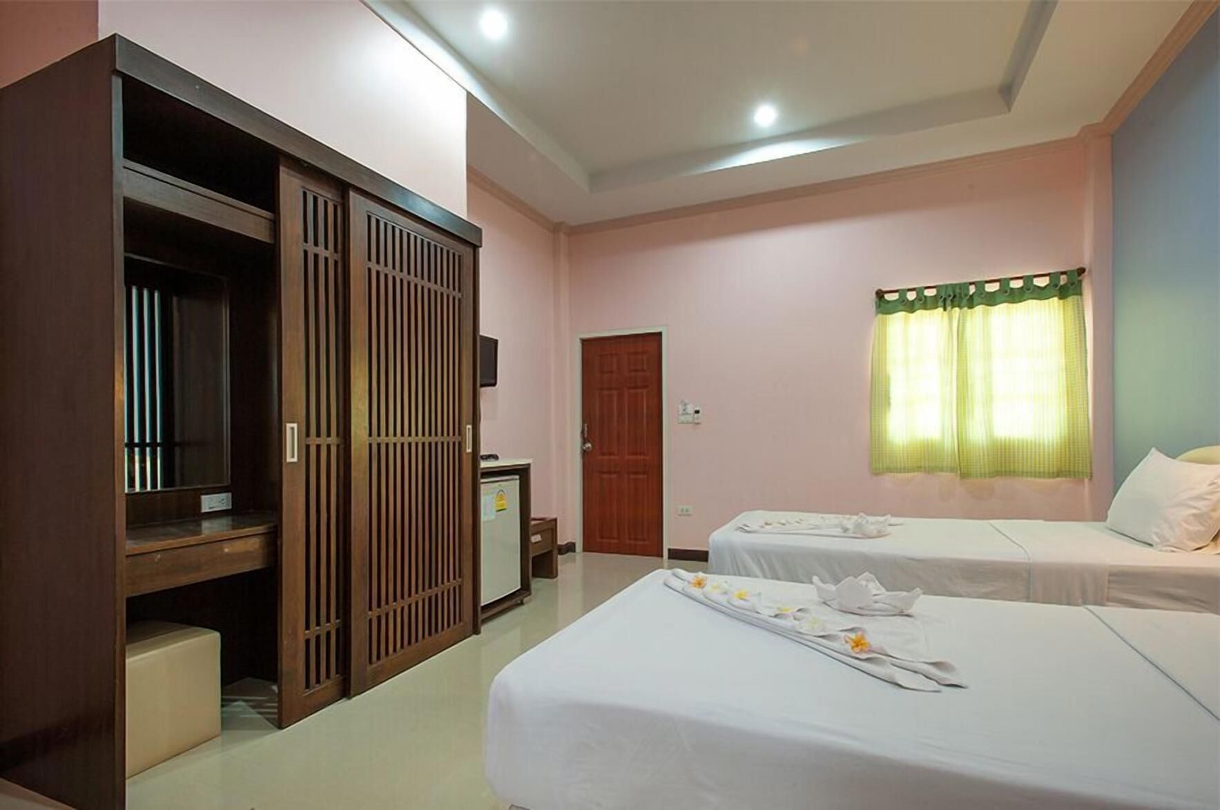 ميني بار ومكتب وستائر تعتيم وأسرّة أطفال/رضّع (مجانًا)