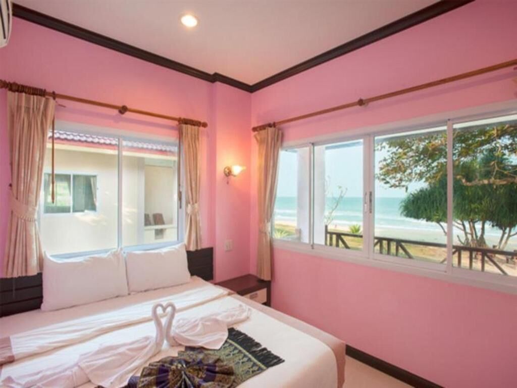 ميني بار ومكتب وستائر تعتيم وأسرّة أطفال/رضّع (مجانًا)