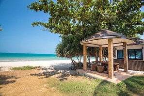 Plage privée, chaise longue, serviettes de plage