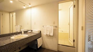 Superior Quadruple Room, Non Smoking (Family Room) | Bilik Mandi | Gabungan pancuran/tab mandi, tab mandi rendaman dalam