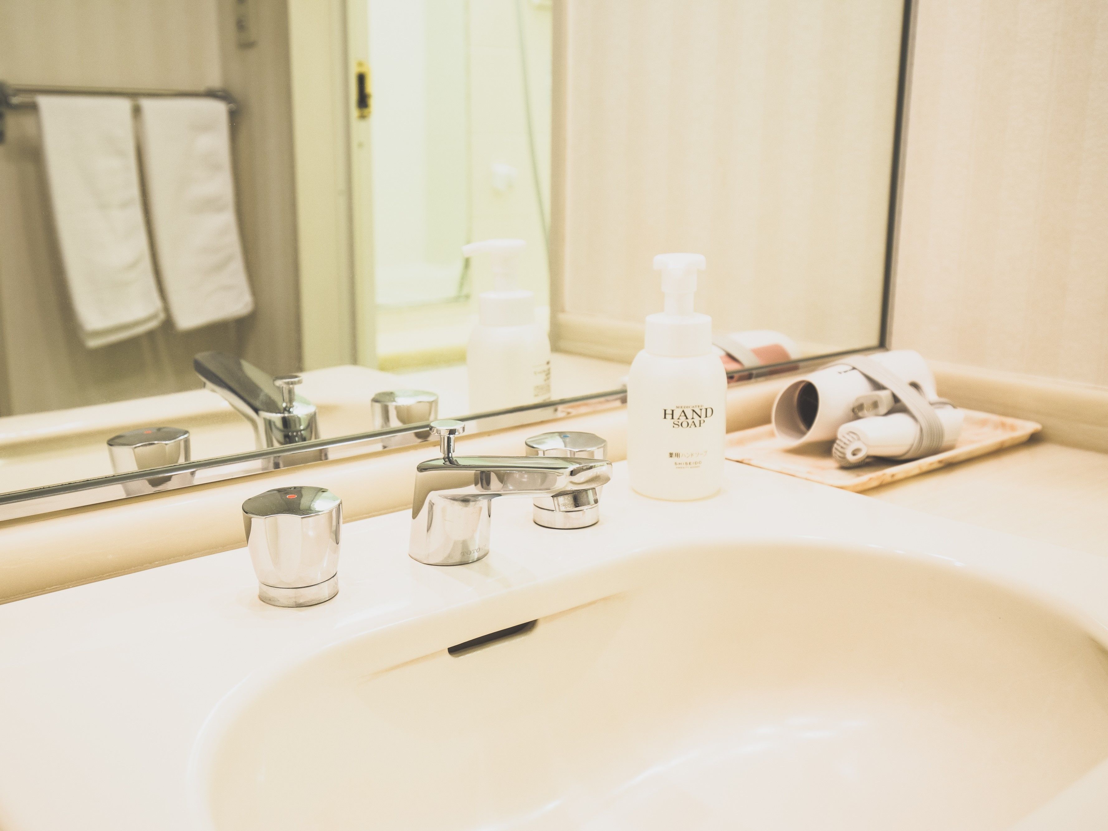 desk, cots/infant beds, free wifi