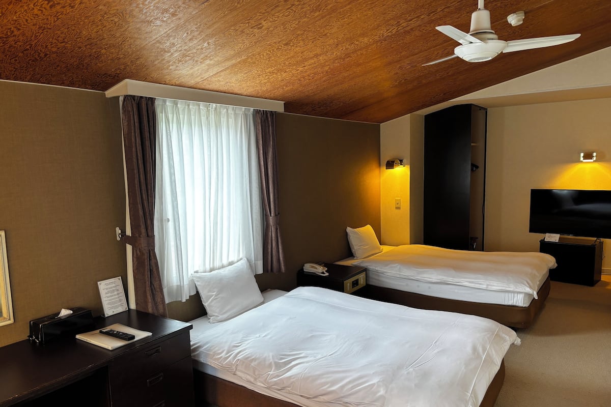 Chambre Premium avec lits jumeaux, non-fumeurs, en angle | Bureau, rideaux occultants, Wi-Fi gratuit, draps fournis