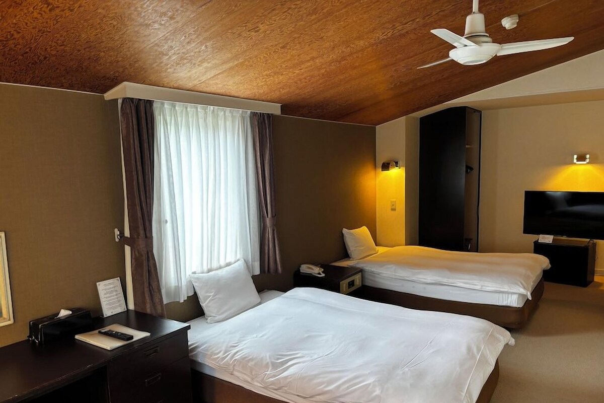 Escrivaninha, cortinas blackout, Wi-Fi de cortesia, roupa de cama