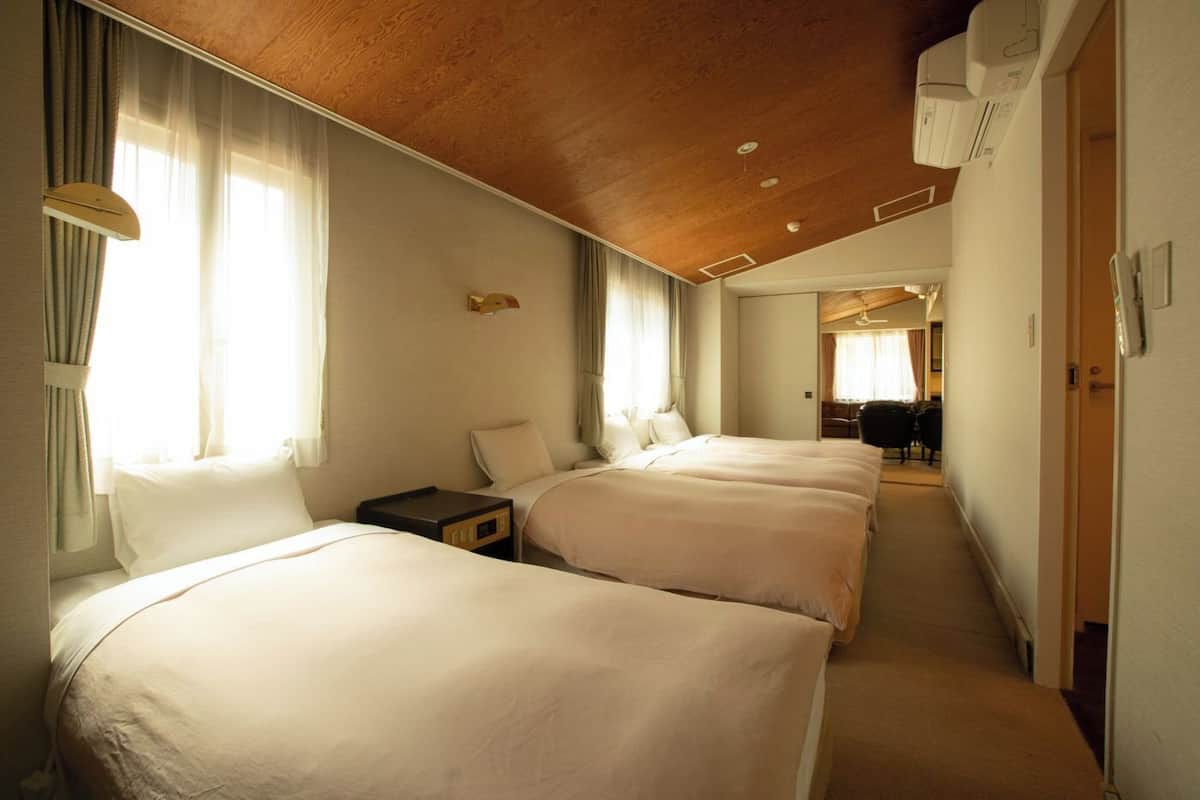 Chambre Quadruple Supérieure, non-fumeurs (Family Room) | Bureau, rideaux occultants, Wi-Fi gratuit, draps fournis
