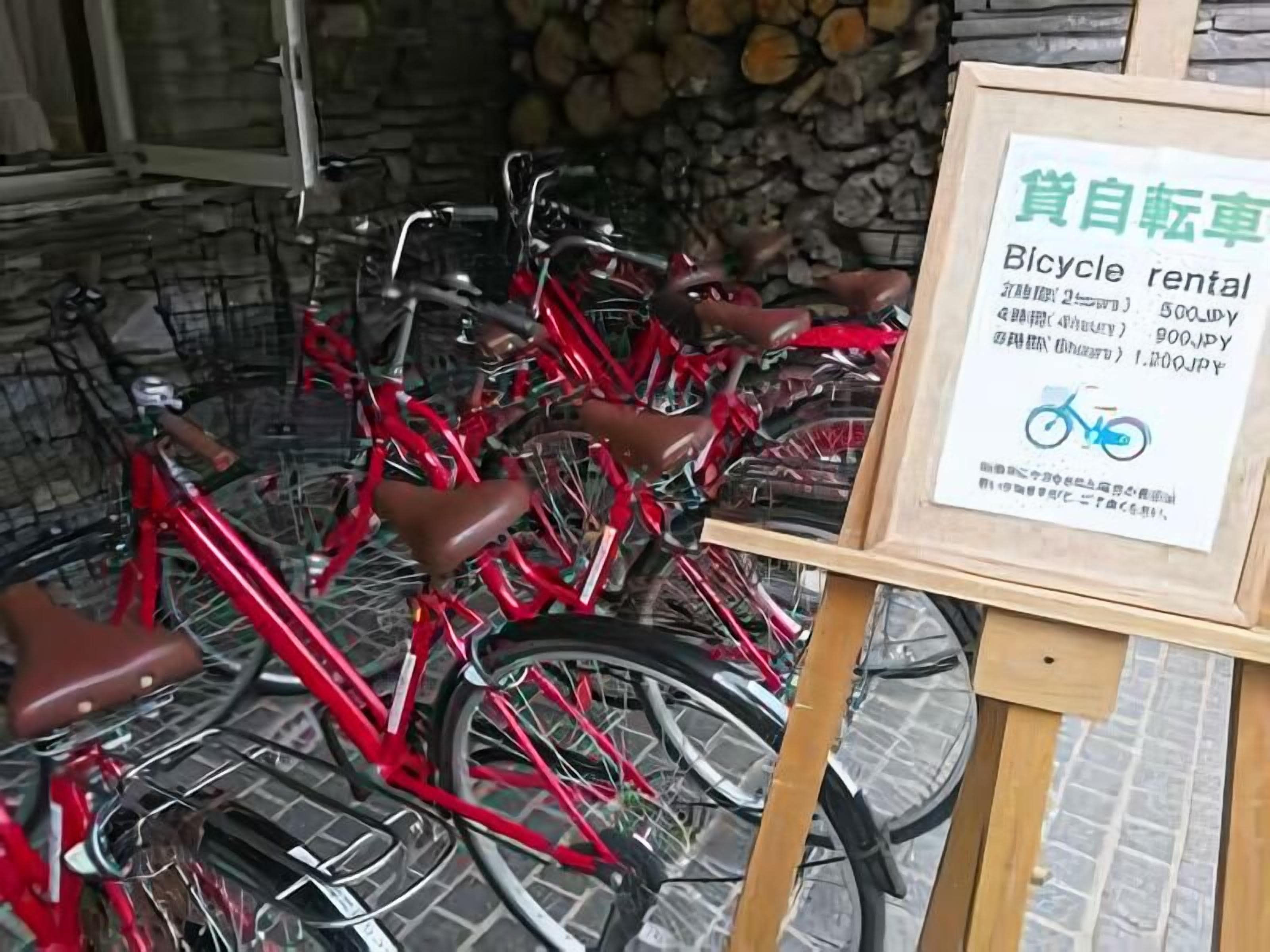 A bicycle rental sign with pricing in Japanese.