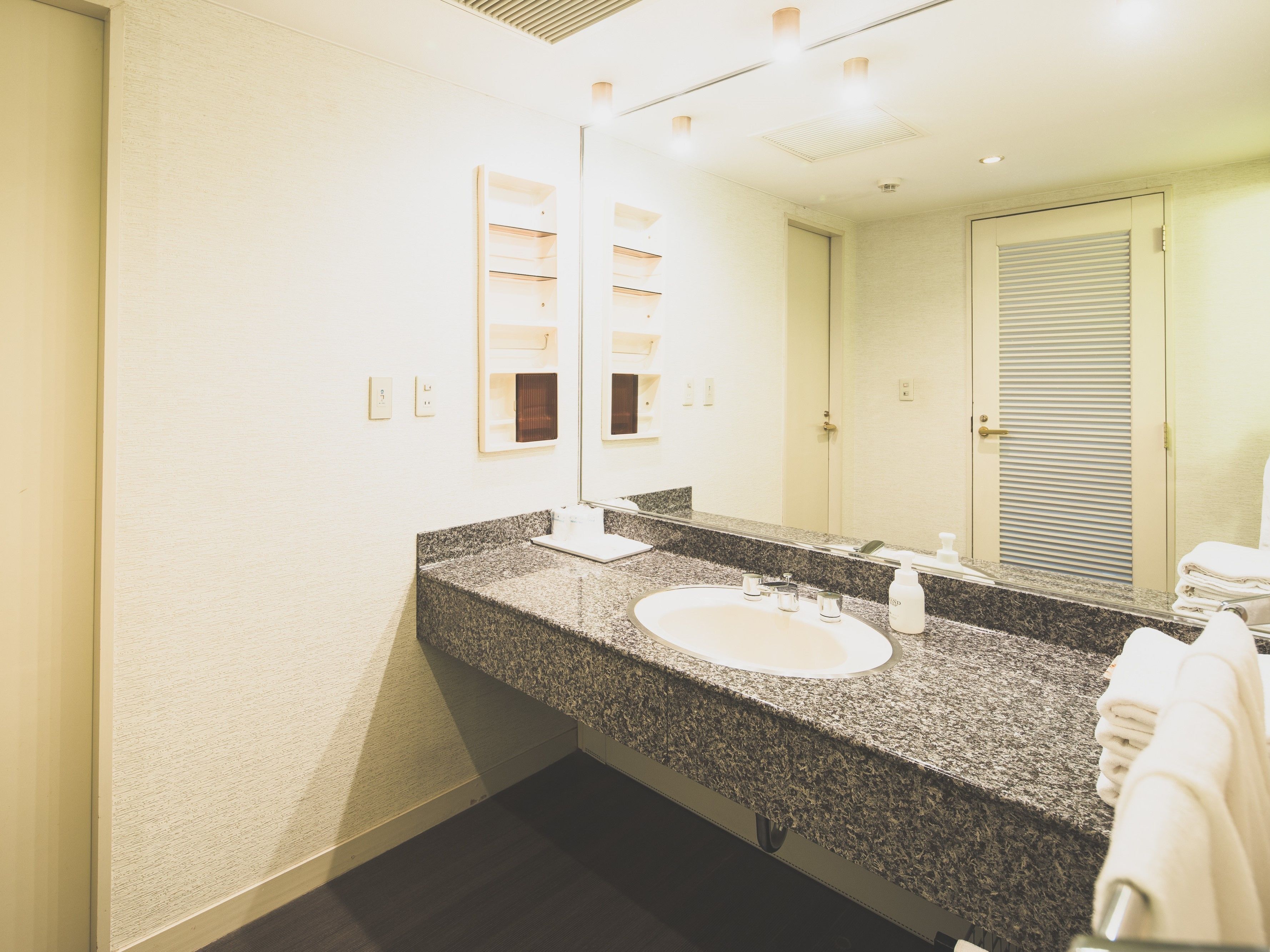 superior family group room | bathroom | combined shower/bathtub, deep-soaking bathtub, free toiletries