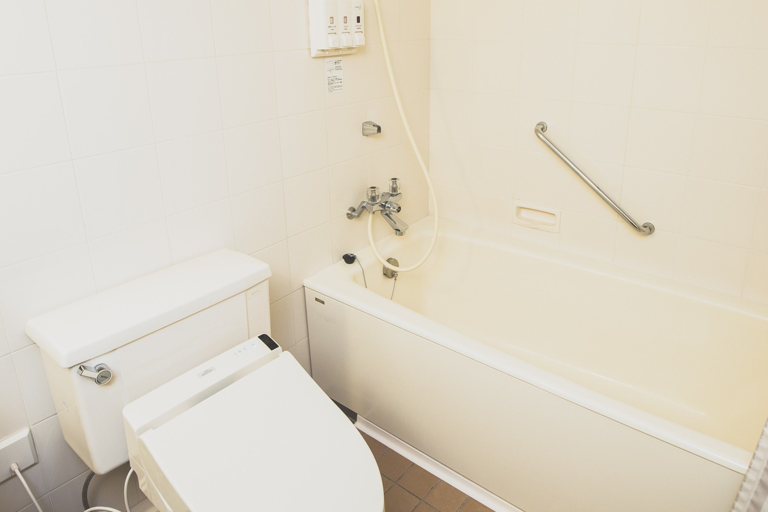 standard room | bathroom | combined shower/bathtub, deep-soaking bathtub, free toiletries
