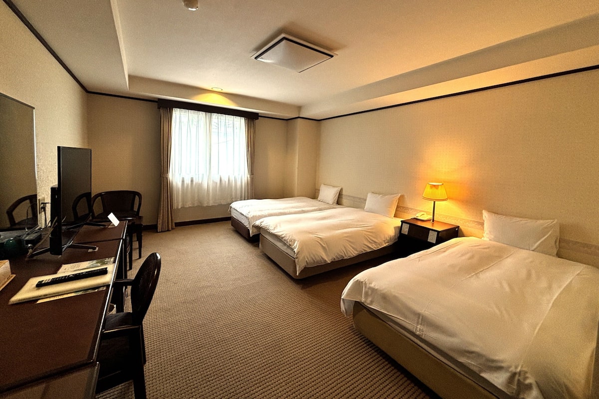 Chambre Triple, non-fumeurs | Bureau, rideaux occultants, Wi-Fi gratuit, draps fournis
