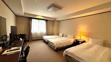 Habitación triple básica, no fumadores | Escritorio, wifi gratis, ropa de cama