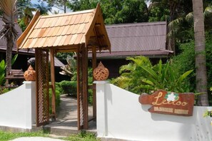 Bar mini, dihias secara berasingan 