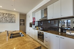 Full-sized fridge, microwave, oven, stovetop