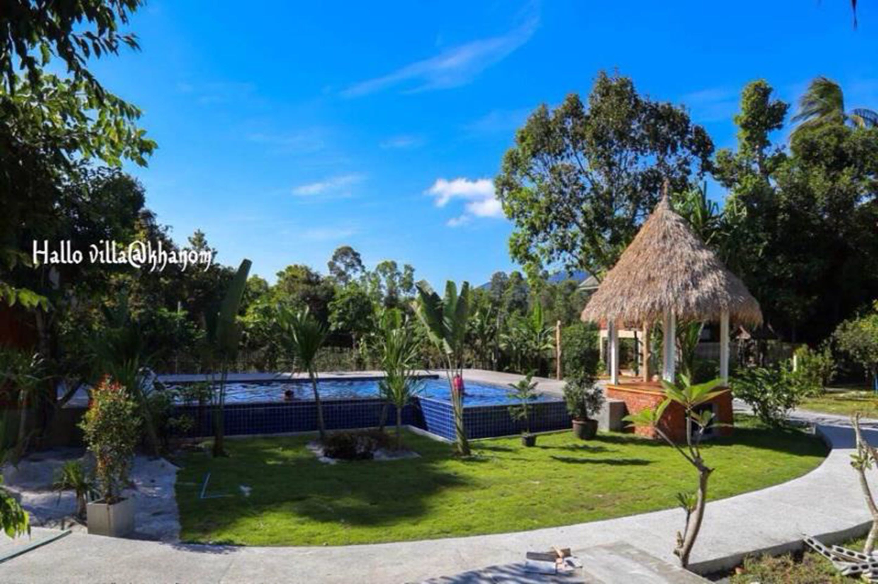 outdoor pool, pool loungers