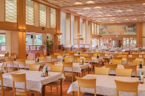 Breakfast and dinner served