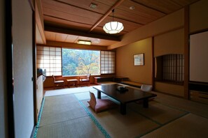In-room safe, desk - Shima Grand Hotel (Nakanojo)