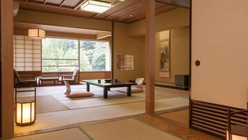 Ruokailu omassa huoneessa