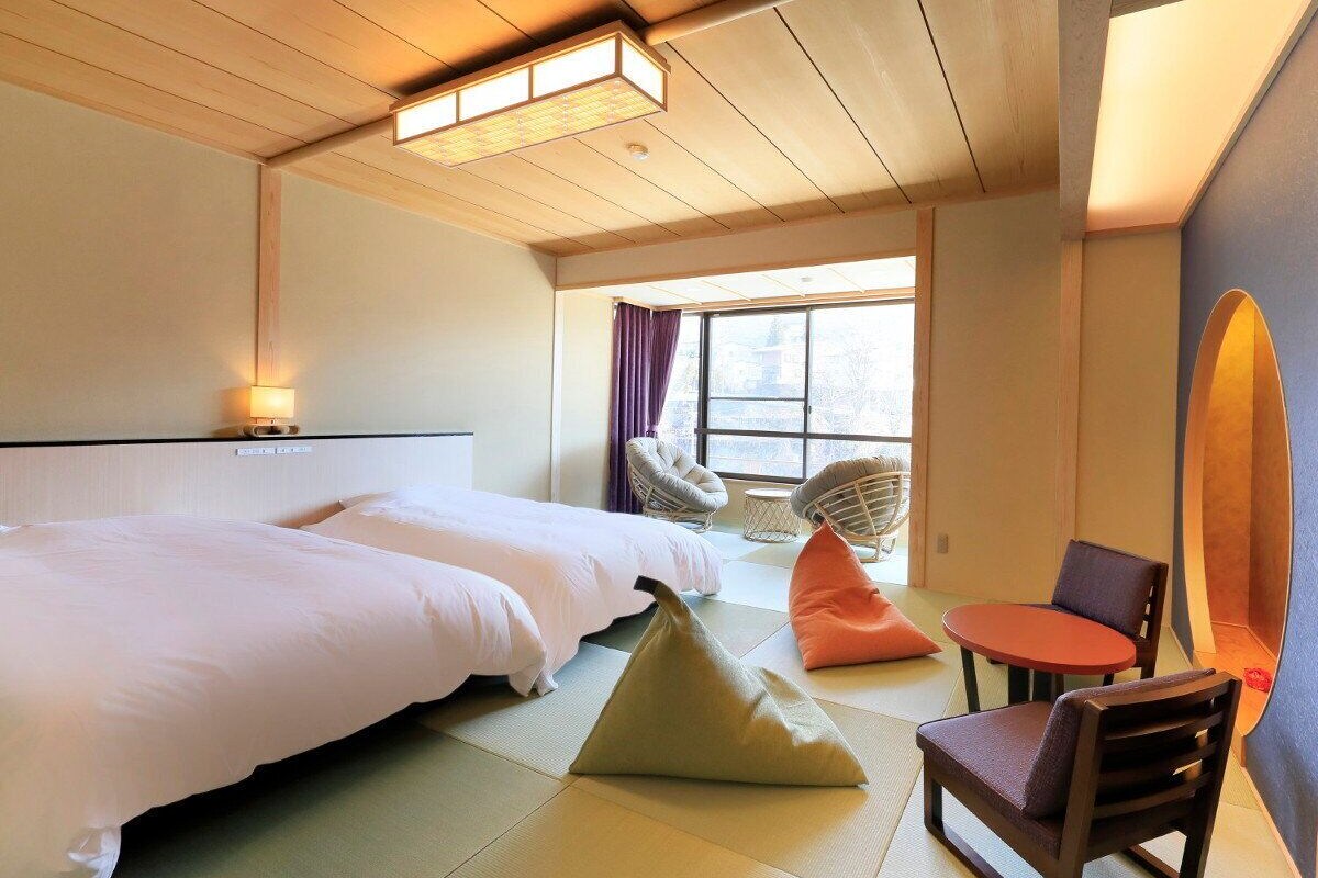 Basic Twin Room | Minibar, desk, WiFi (free), bed sheets